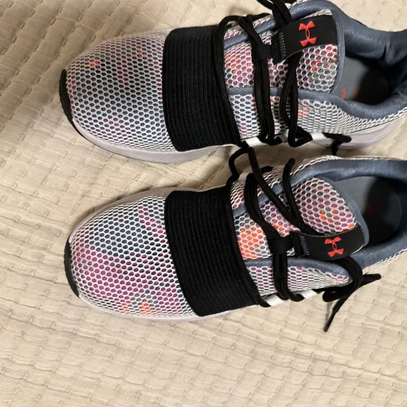 Unisex under armor shoes. - Picture 2 of 3